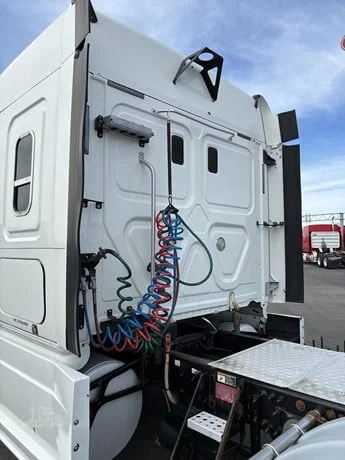 2015 Freightliner Cascadia - image 13