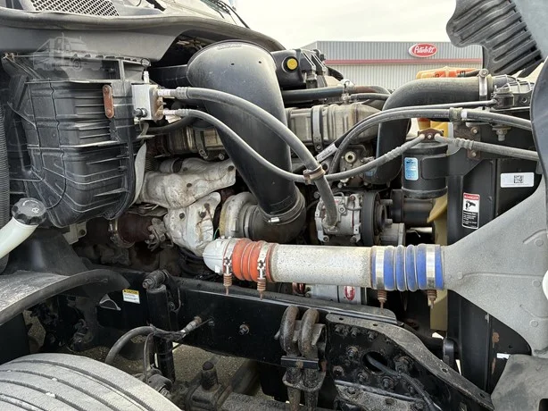 2015 Freightliner Cascadia - image 29