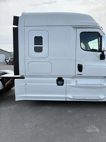 2015 Freightliner Cascadia - image 26