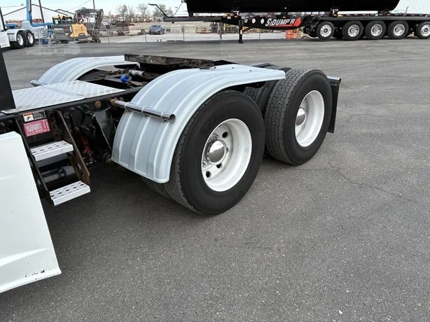 2015 Freightliner Cascadia - image 15