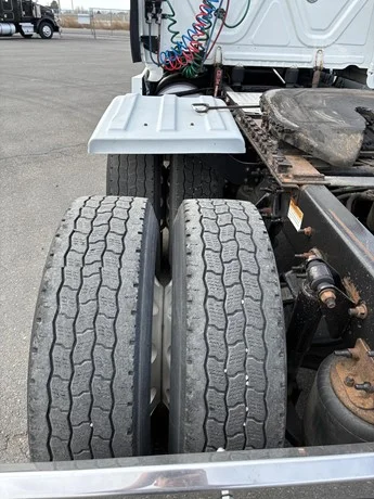 2015 Freightliner Cascadia - image 20