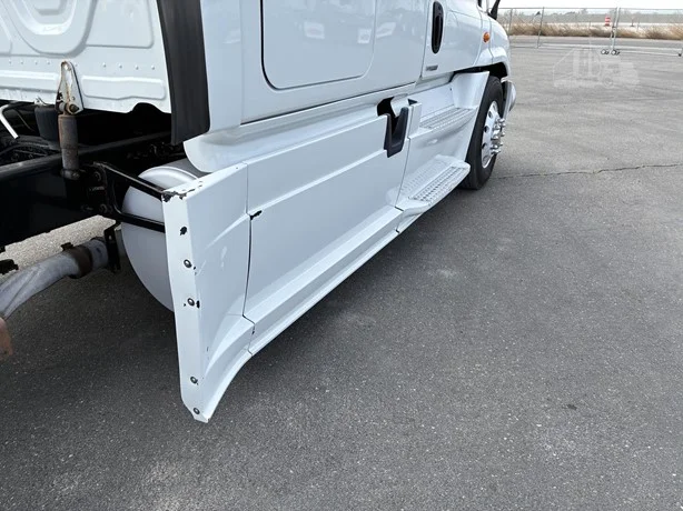 2015 Freightliner Cascadia - image 25