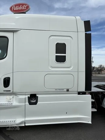 2015 Freightliner Cascadia - image 16