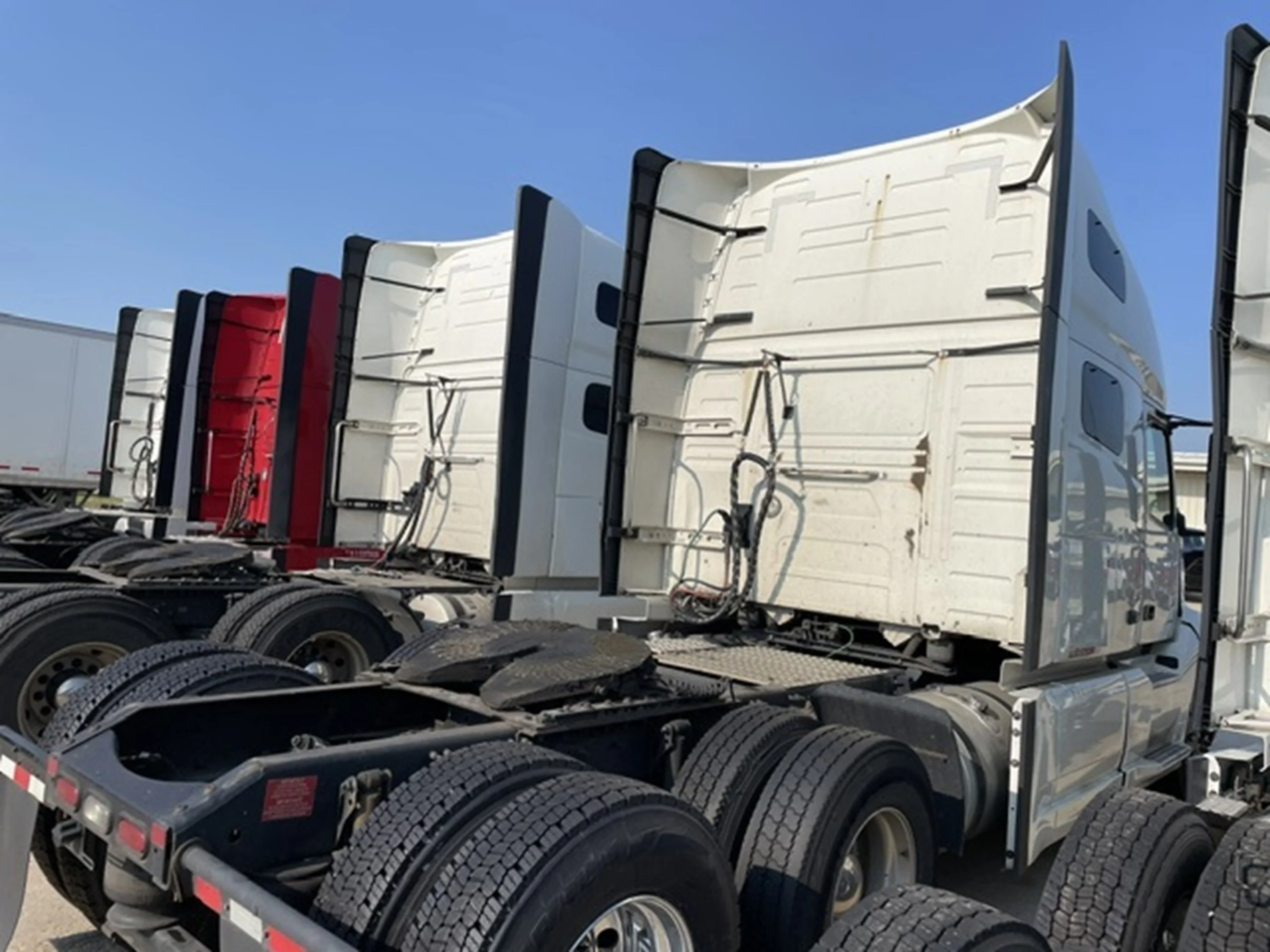 2021 Volvo VNL 760 in La Vergne — photo 2