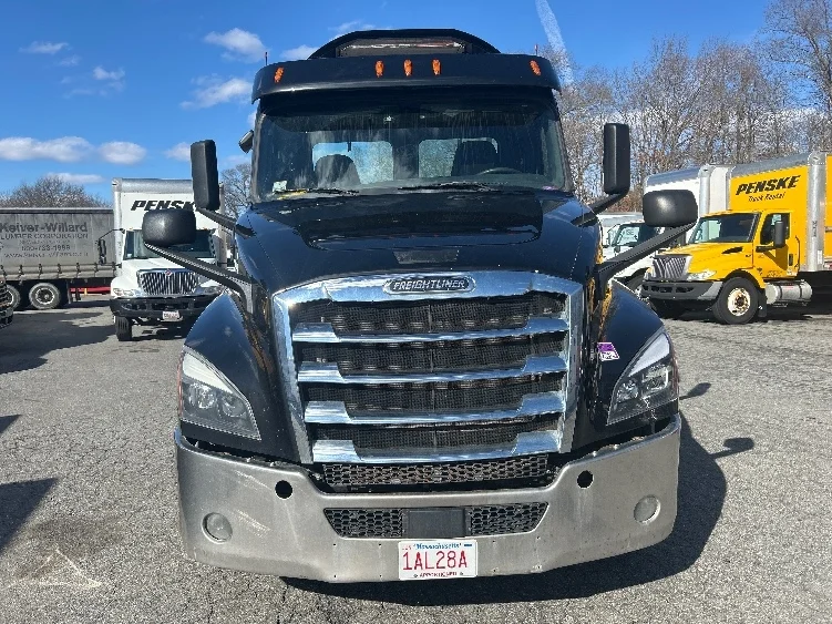 2019 Freightliner Cascadia in Braintree, MA — photo 2