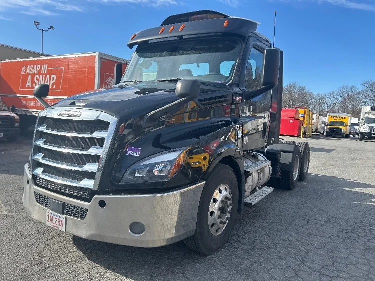 2019 Freightliner Cascadia in Braintree, MA — photo 3