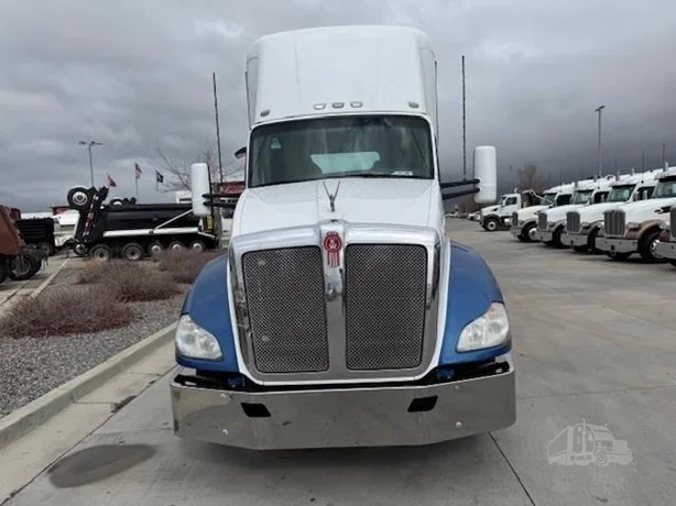 2016 Kenworth T680 - image 2