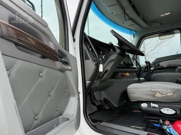 2016 Kenworth T680 - image 10