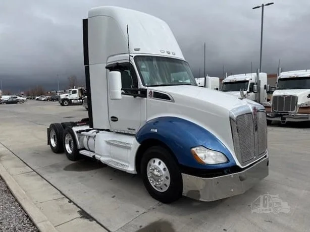2016 Kenworth T680 - image 3