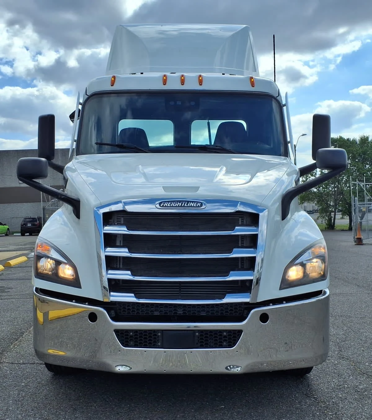 2020 Freightliner Cascadia in Memphis, TN — photo 2