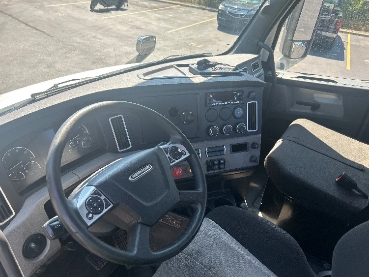 2023 Freightliner Cascadia in Indianapolis, IN — photo 10