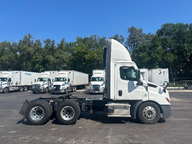 2023 Freightliner Cascadia in Indianapolis, IN — photo 8