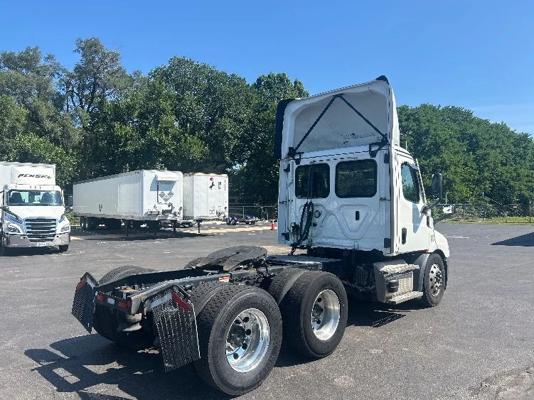 2023 Freightliner Cascadia in Indianapolis, IN — photo 7