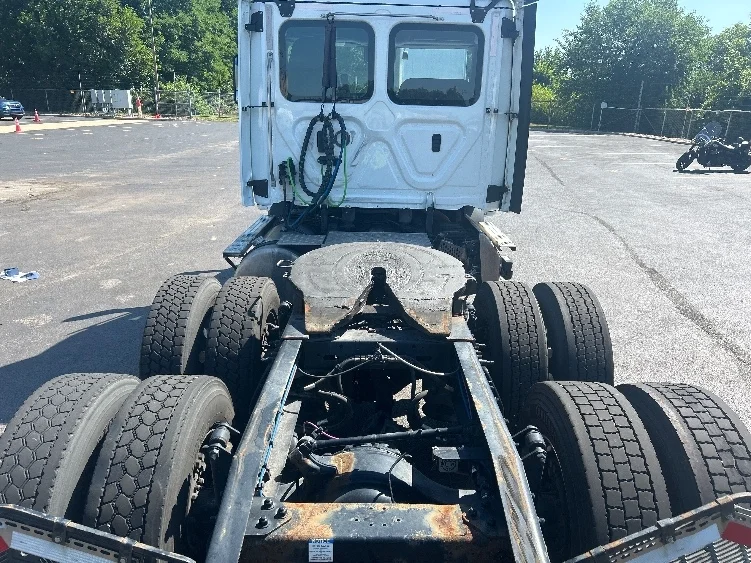 2023 Freightliner Cascadia in Indianapolis, IN — photo 6