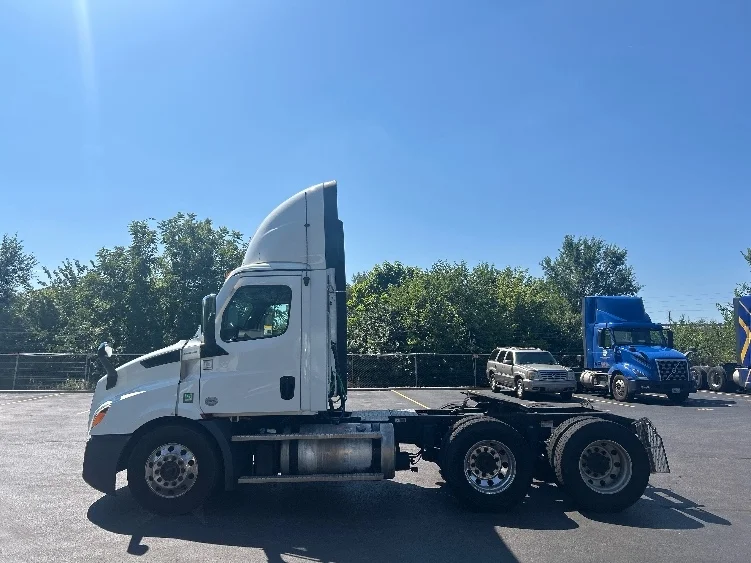 2023 Freightliner Cascadia in Indianapolis, IN — photo 4