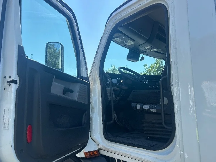 2023 Freightliner Cascadia in Indianapolis, IN — photo 9