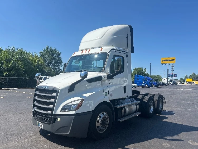 2023 Freightliner Cascadia in Indianapolis, IN — photo 3