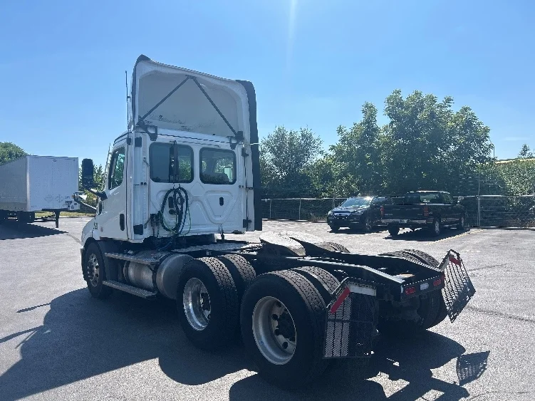 2023 Freightliner Cascadia in Indianapolis, IN — photo 5