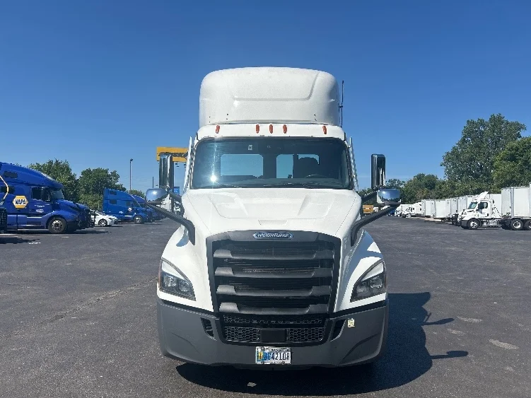 2023 Freightliner Cascadia in Indianapolis, IN — photo 2