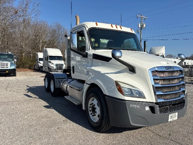 2019 Freightliner Cascadia - image 1