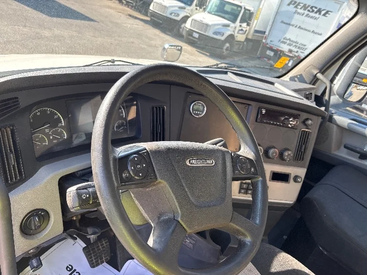 2019 Freightliner Cascadia - image 10