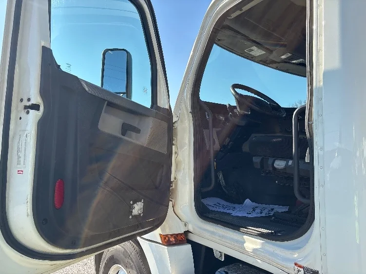 2019 Freightliner Cascadia - image 9