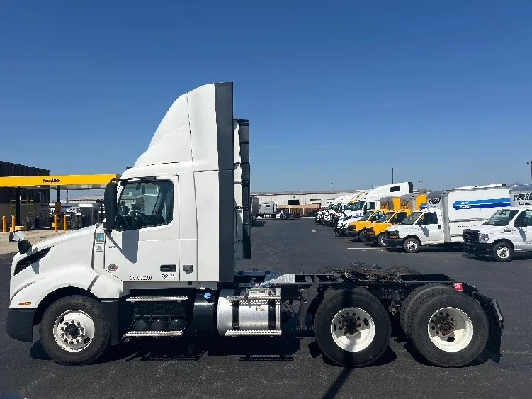 2022 Volvo VNL 300 - image 4
