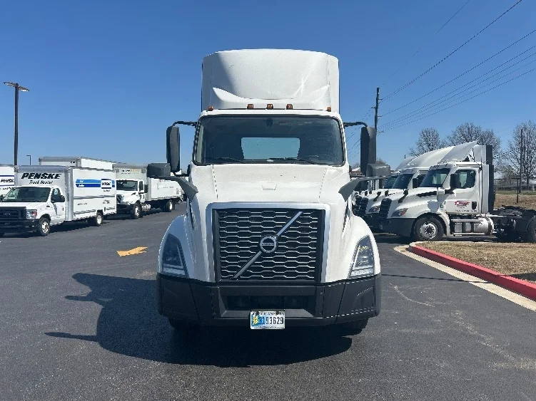 2022 Volvo VNL 300 - image 2