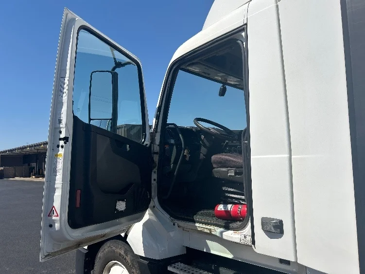 2022 Volvo VNL 300 - image 9