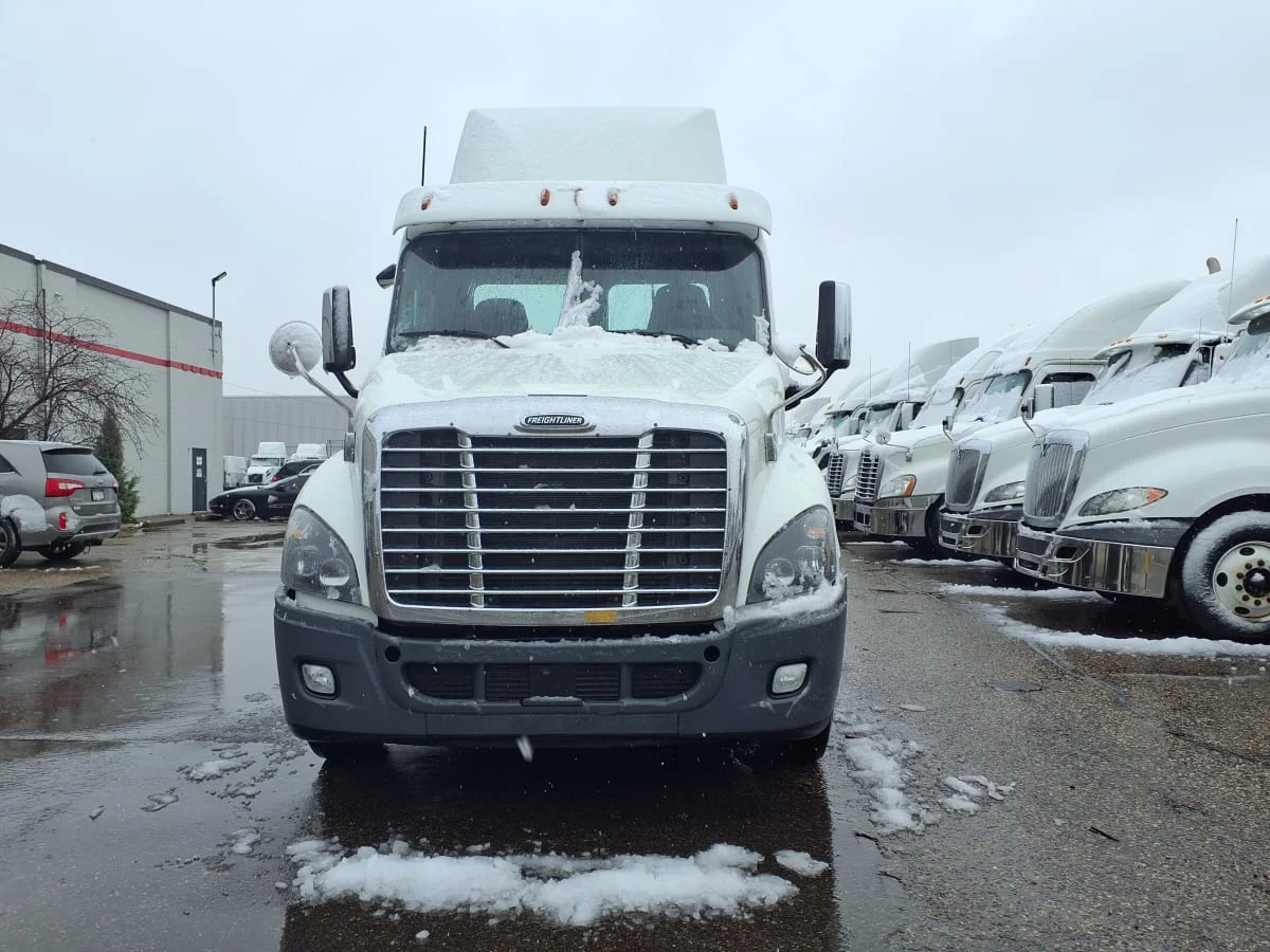 2018 Freightliner Cascadia - image 2