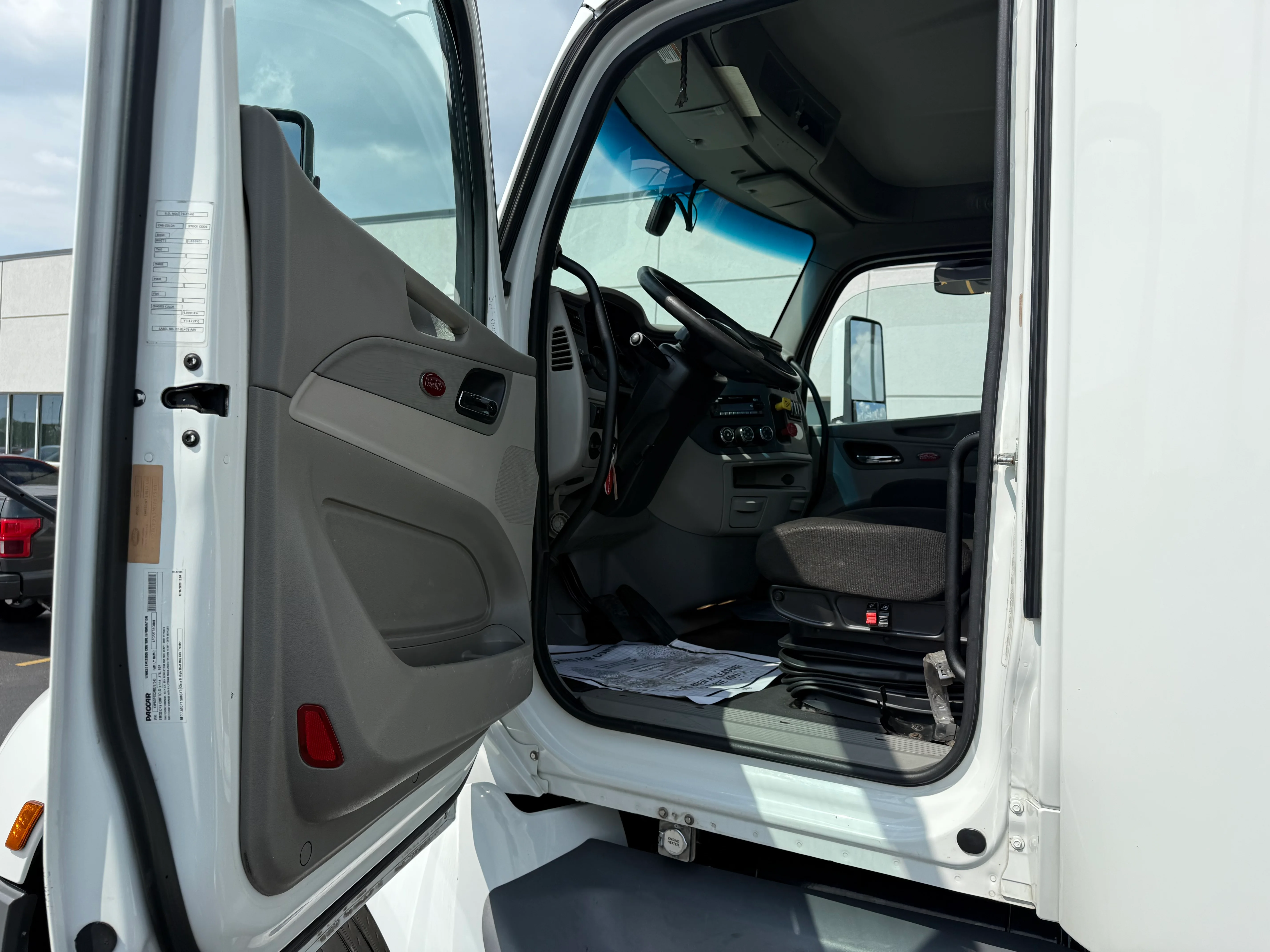 2021 Peterbilt 579 in Cincinnati, OH — photo 14