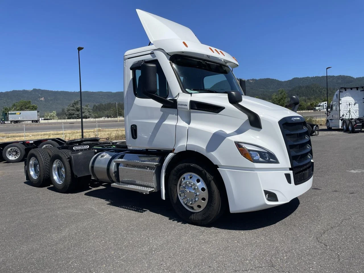 2025 Freightliner Cascadia - image 2