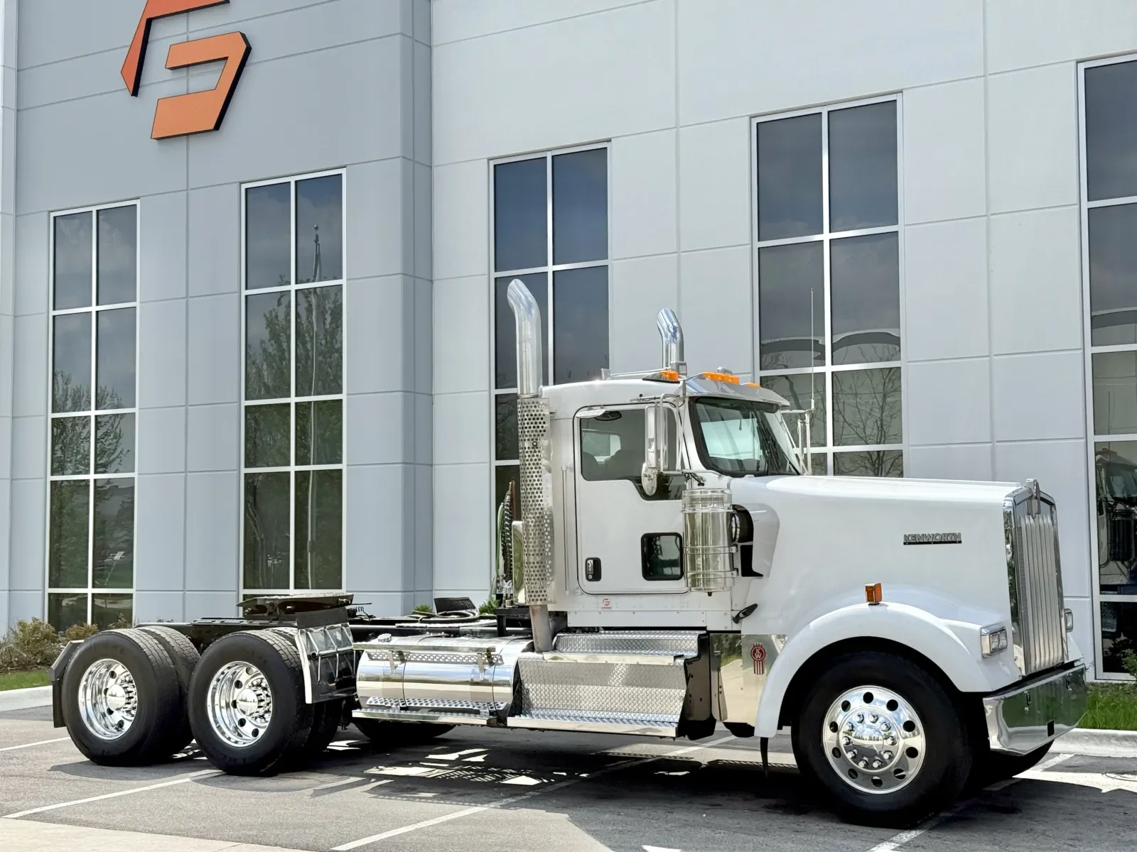 2015 Kenworth W900 - image 2