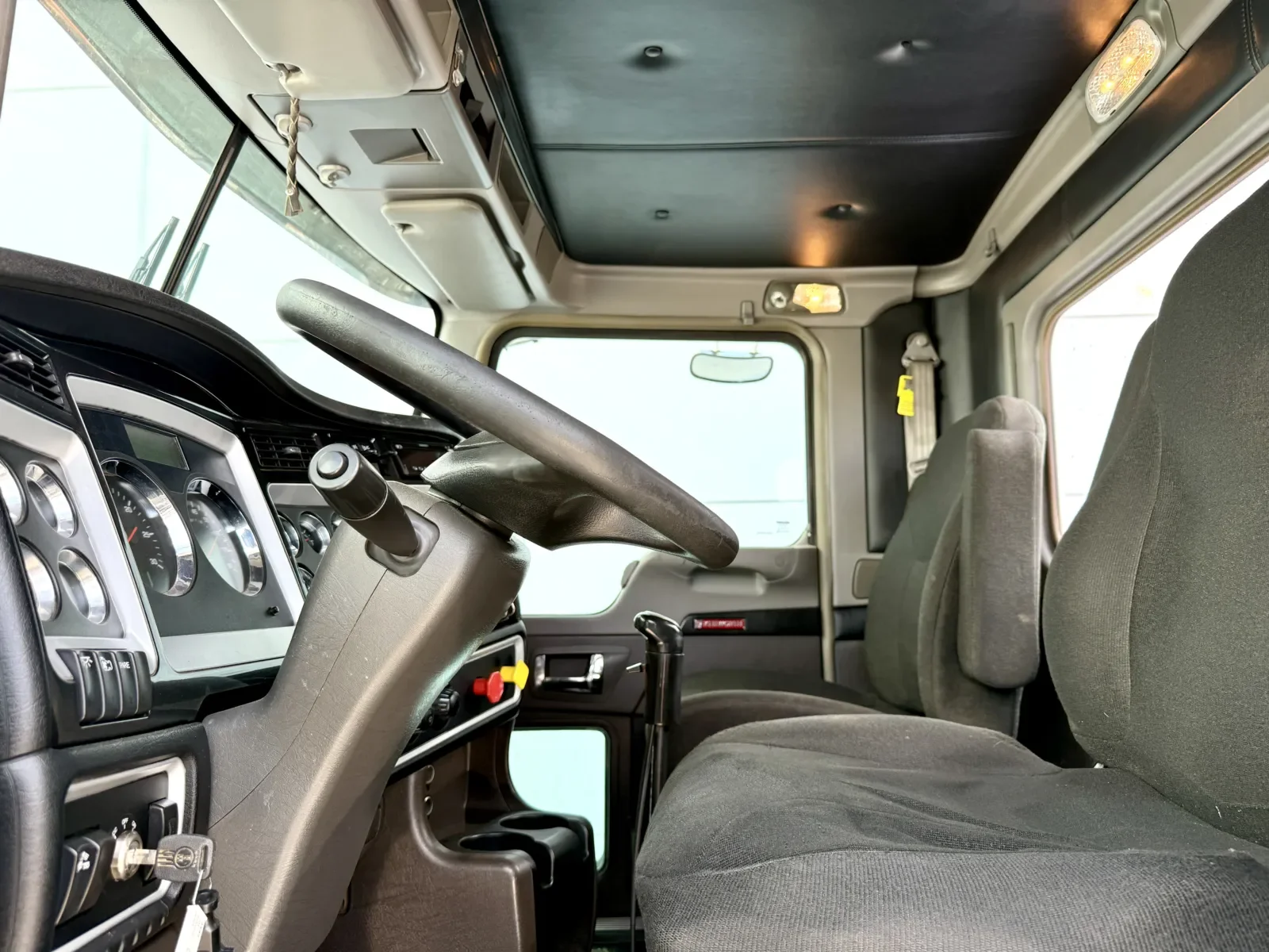 2015 Kenworth W900 - image 14