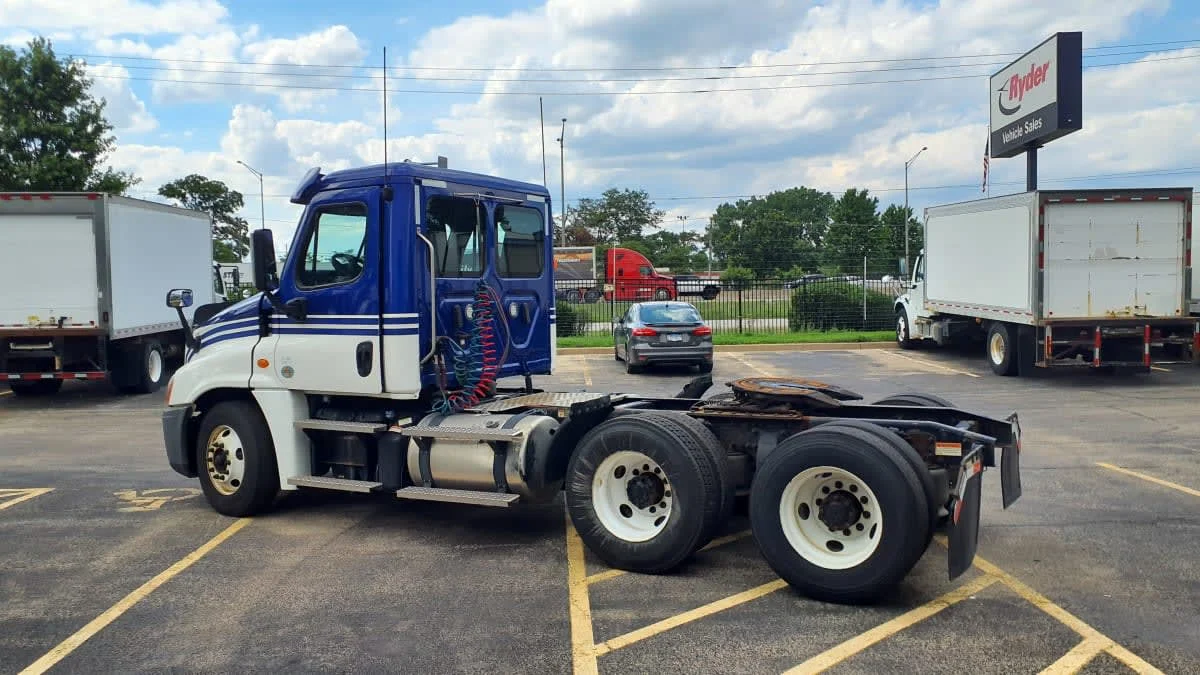 2020 Freightliner Cascadia in Bolingbrook, IL — photo 6