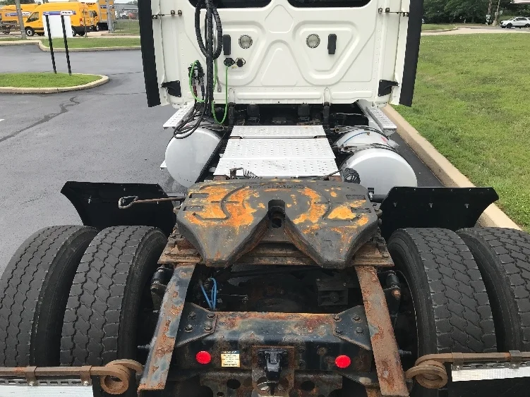 2019 Freightliner Cascadia in Allentown, PA — photo 6