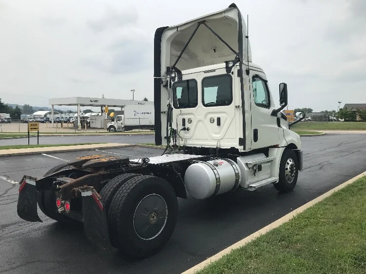 2019 Freightliner Cascadia in Allentown, PA — photo 7