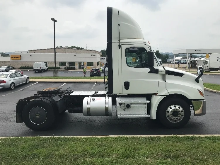 2019 Freightliner Cascadia in Allentown, PA — photo 8