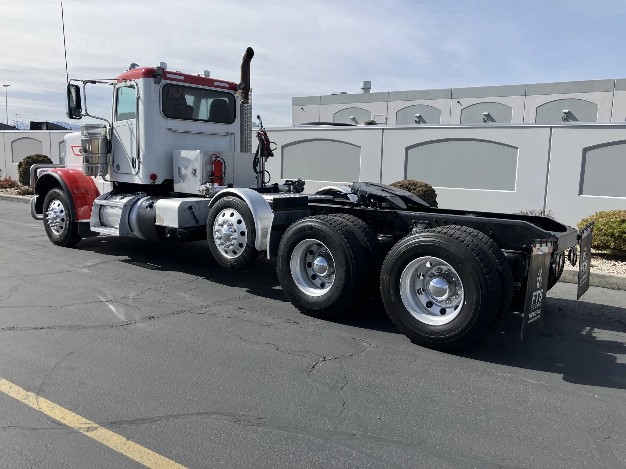 2023 Peterbilt 389 - image 4