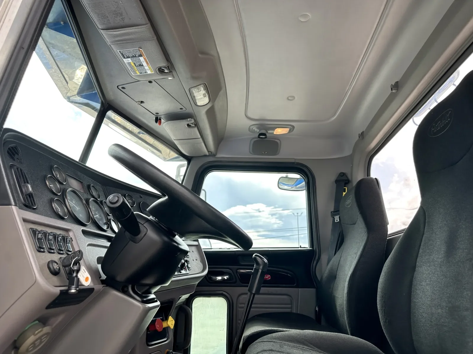 2018 Peterbilt 389 - image 14