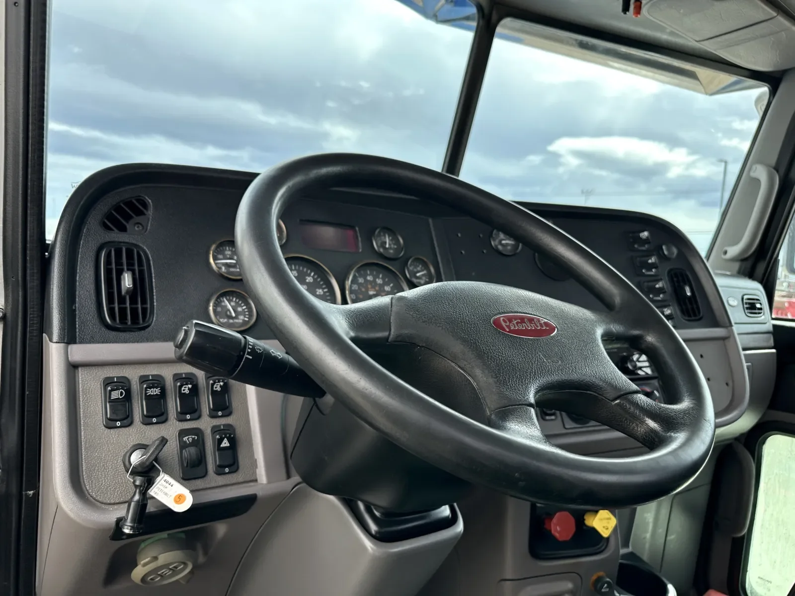 2018 Peterbilt 389 - image 15