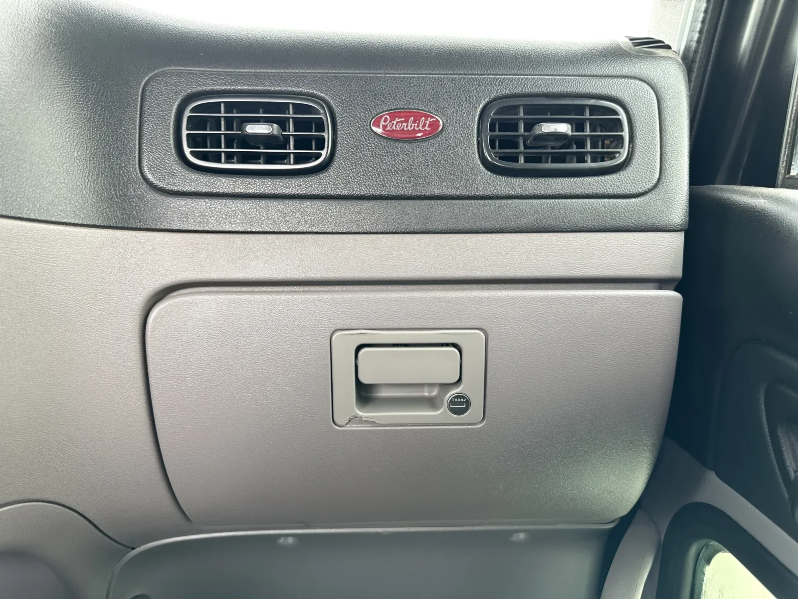 2018 Peterbilt 389 - image 18