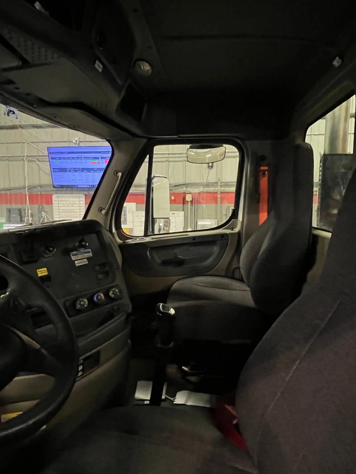 2016 Freightliner Cascadia - image 8