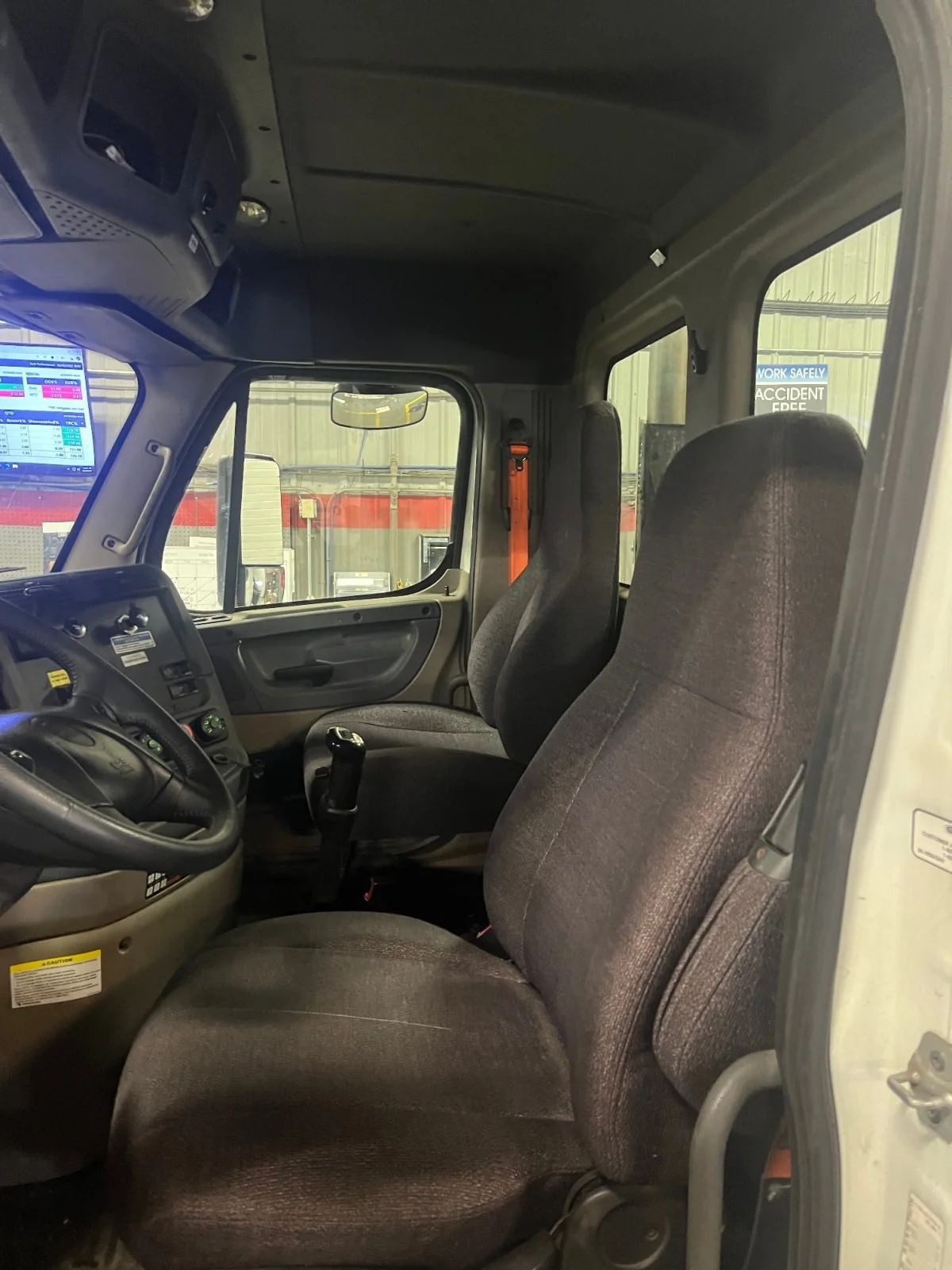 2016 Freightliner Cascadia in Pittsburgh, PA — photo 3