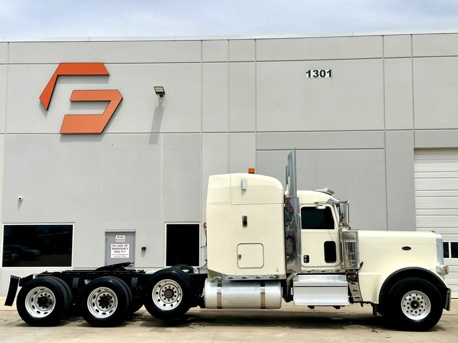 2019 Peterbilt 389 in Hutchins, TX — photo 3