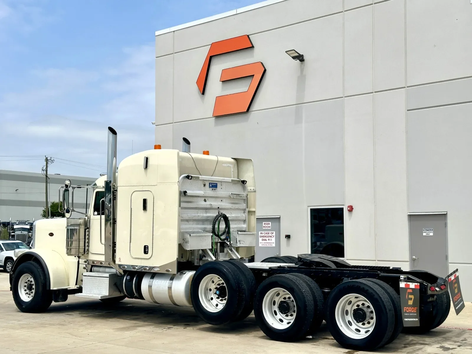 2019 Peterbilt 389 in Hutchins, TX — photo 6