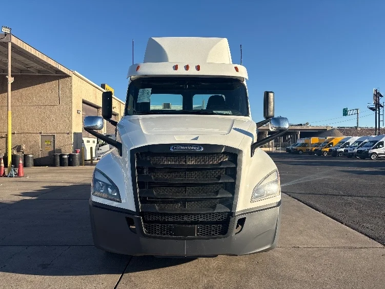 2020 Freightliner Cascadia in Phoenix, AZ — photo 2