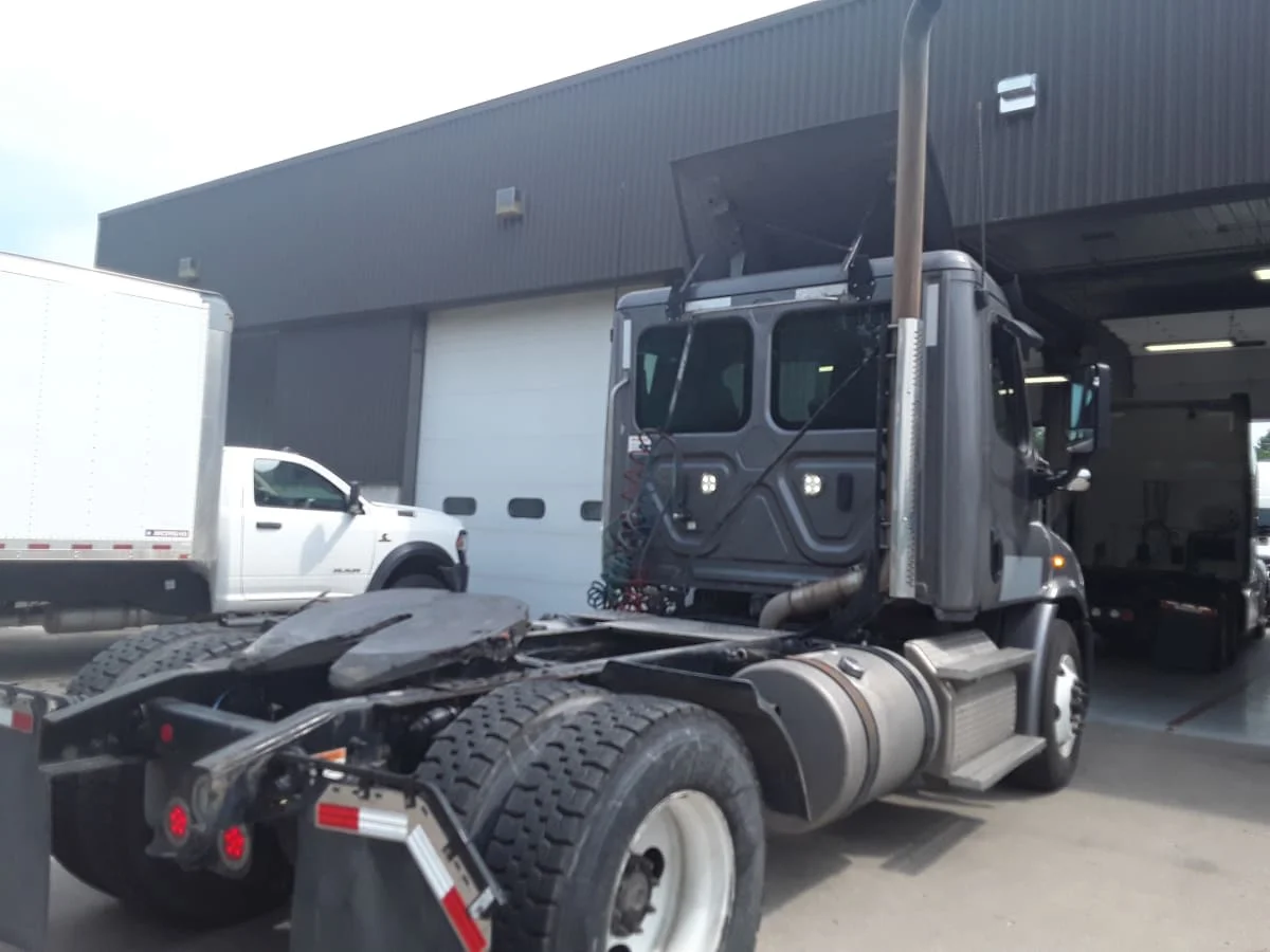 2019 Freightliner Cascadia in Kansas City, MO — photo 4