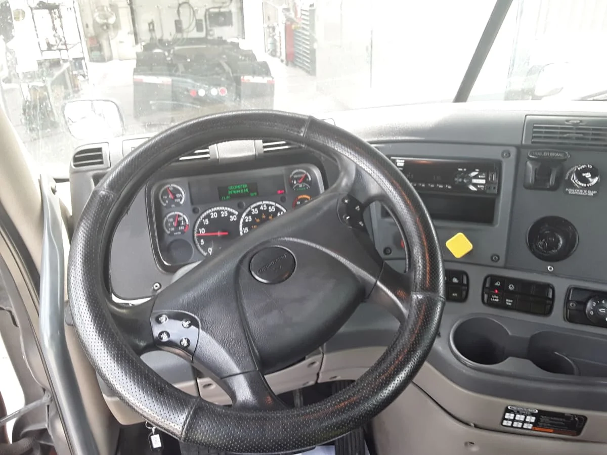 2019 Freightliner Cascadia in Kansas City, MO — photo 7