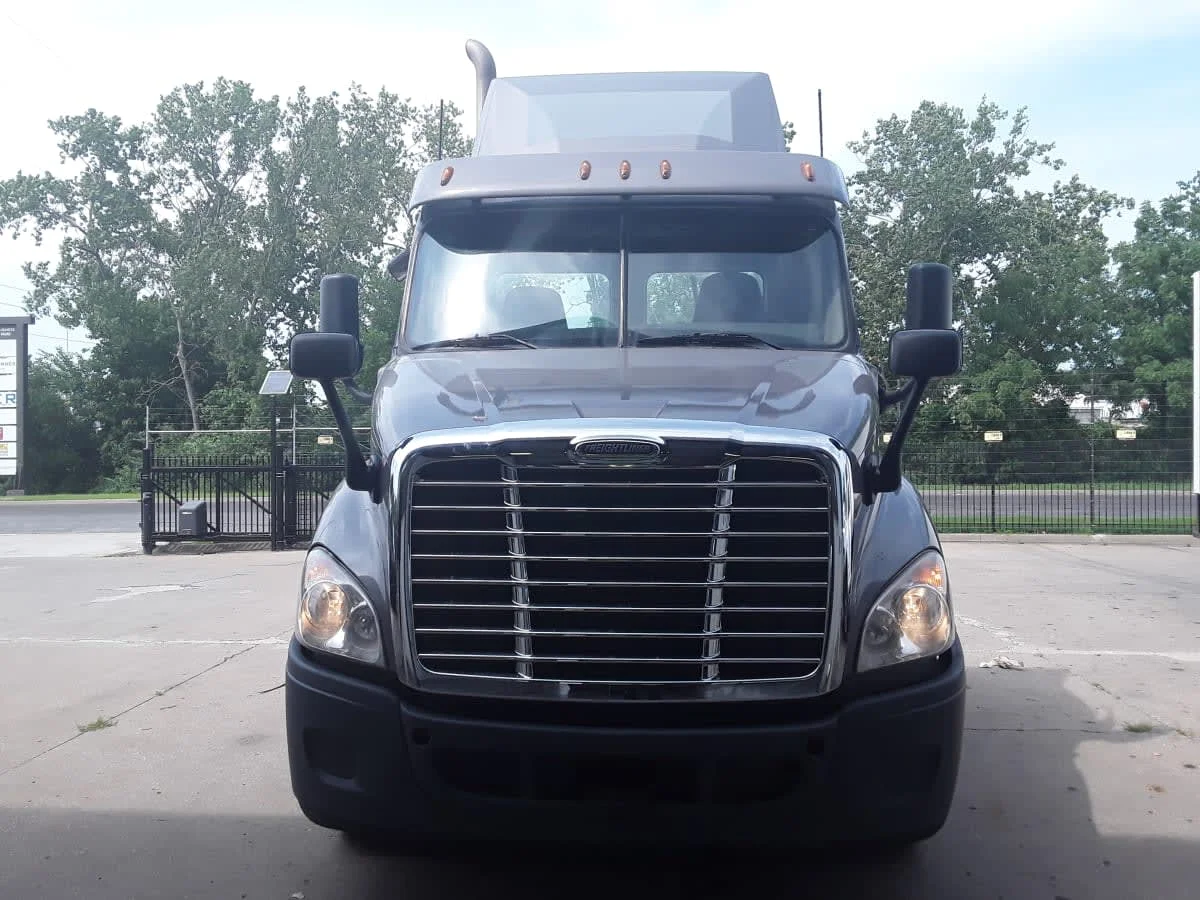 2019 Freightliner Cascadia in Kansas City, MO — photo 2